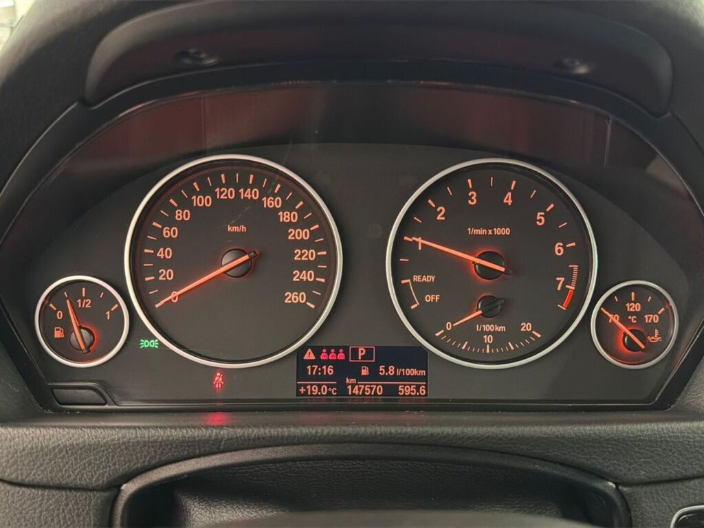 BMW 318 2018 Musta