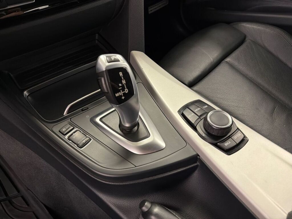 BMW 318 2018 Musta