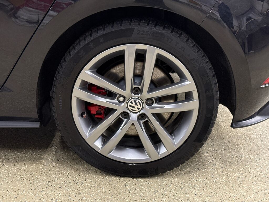 Volkswagen Golf 2018 Musta