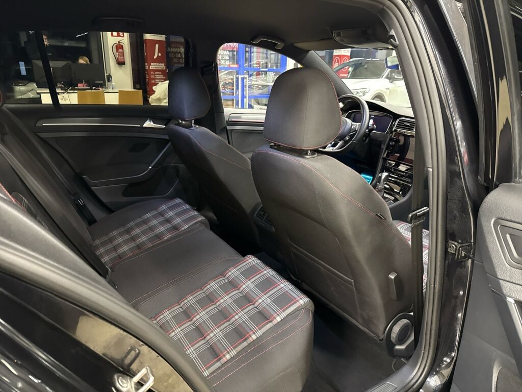 Volkswagen Golf 2018 Musta