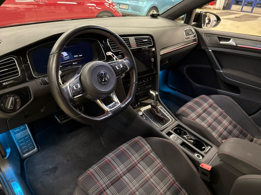 Volkswagen Golf 2018 Musta