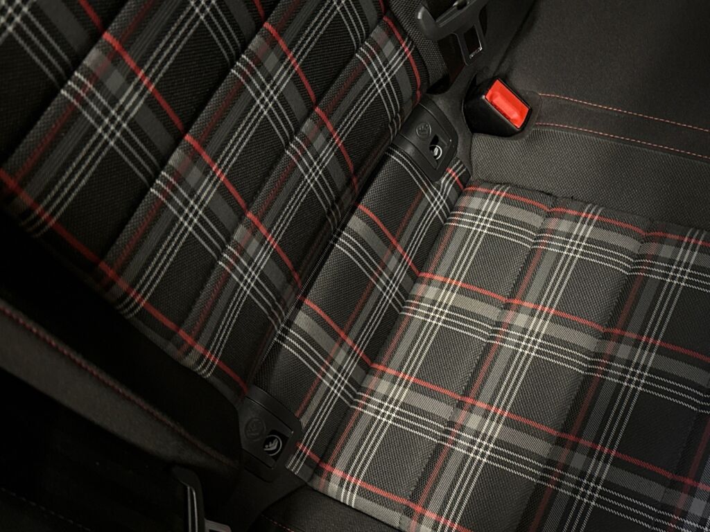 Volkswagen Golf 2018 Musta