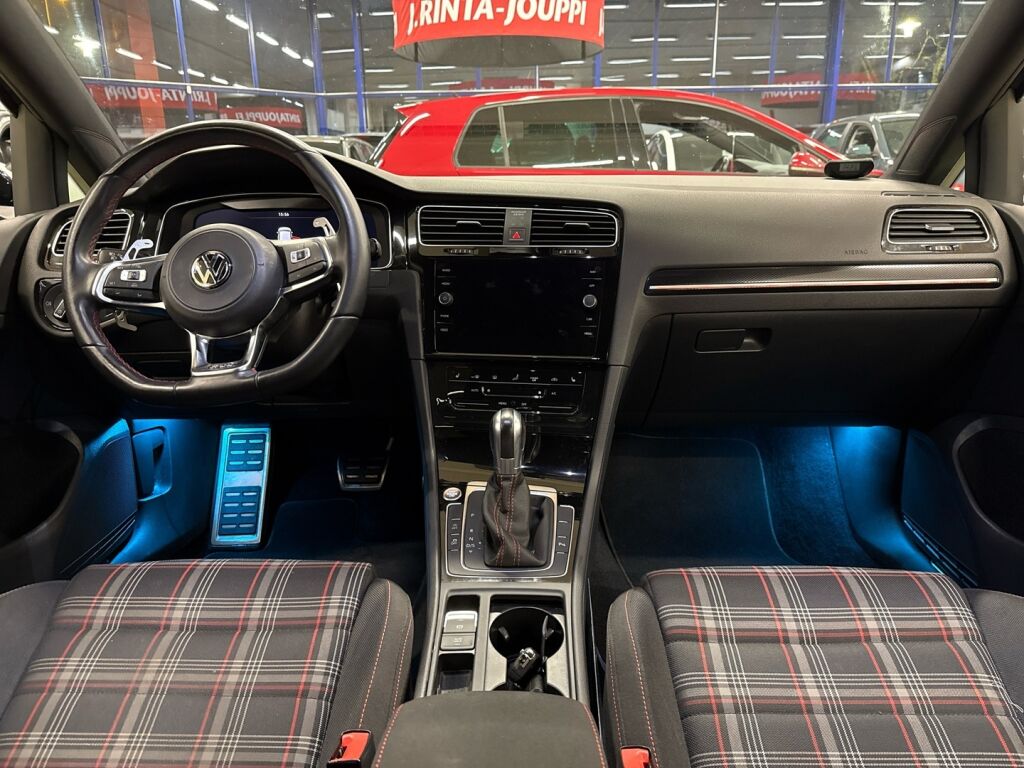 Volkswagen Golf 2018 Musta