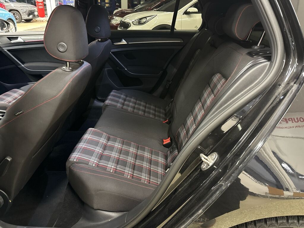 Volkswagen Golf 2018 Musta