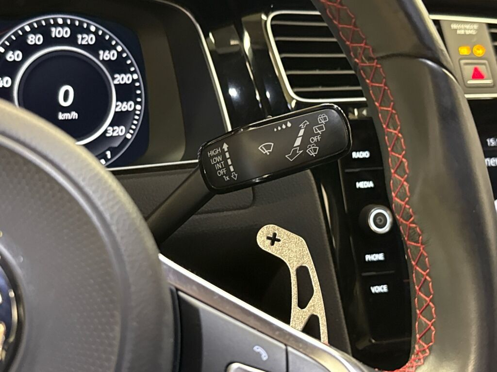 Volkswagen Golf 2018 Musta