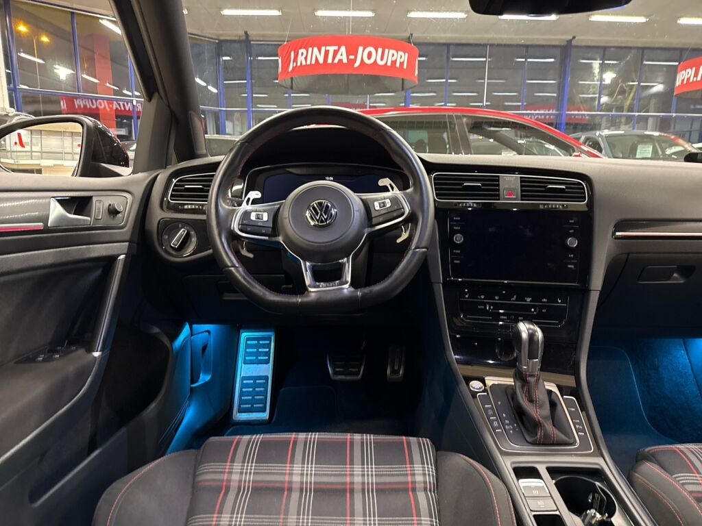 Volkswagen Golf 2018 Musta