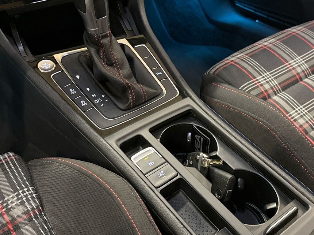 Volkswagen Golf 2018 Musta