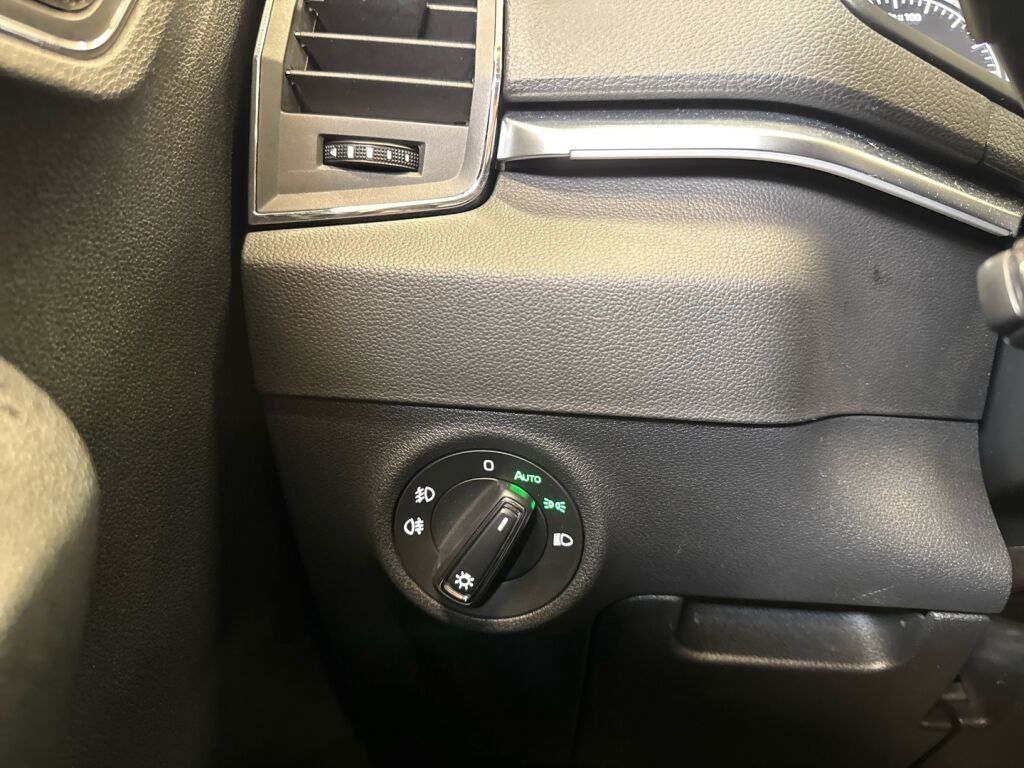 Skoda Karoq 2018 Valkoinen