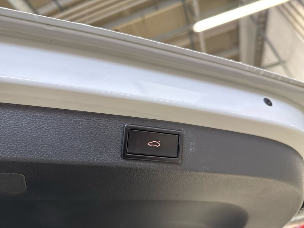 Skoda Karoq 2018 Valkoinen