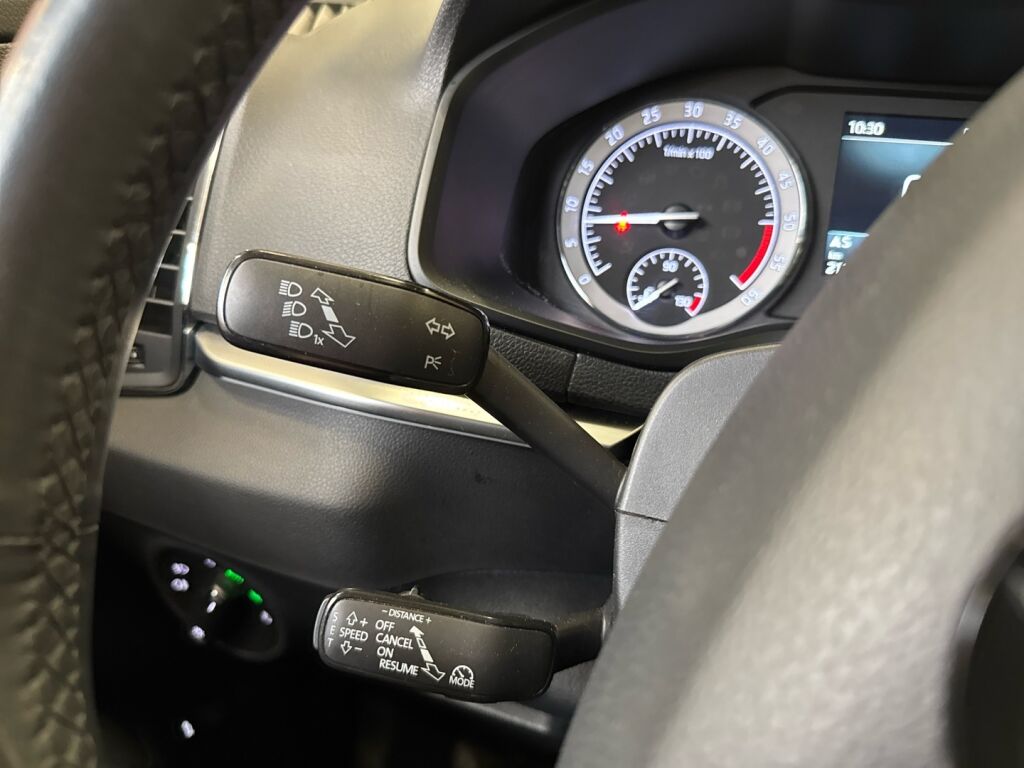 Skoda Karoq 2018 Valkoinen