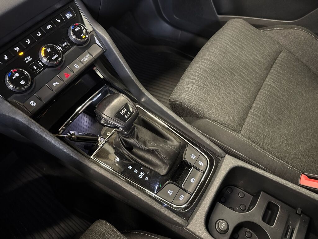 Skoda Karoq 2018 Valkoinen