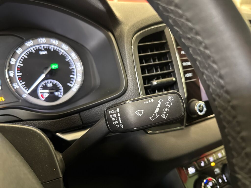 Skoda Karoq 2018 Valkoinen