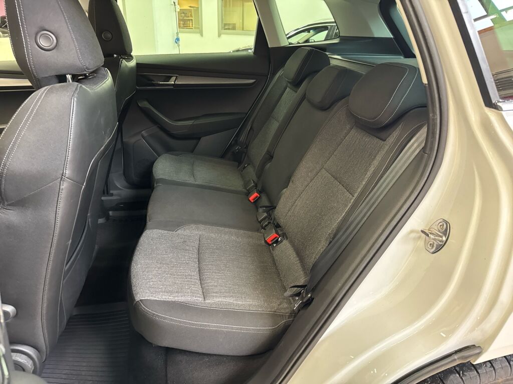 Skoda Karoq 2018 Valkoinen