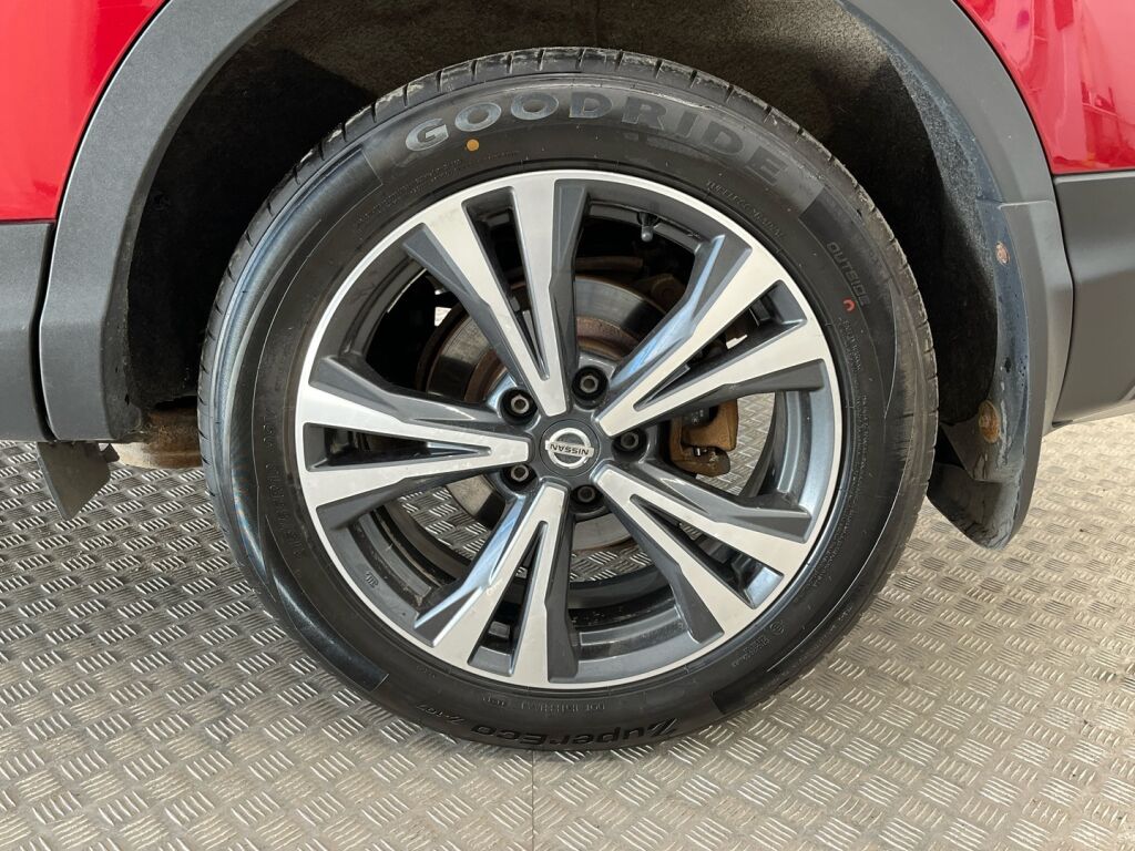 Nissan Qashqai 2017 Met. Punainen