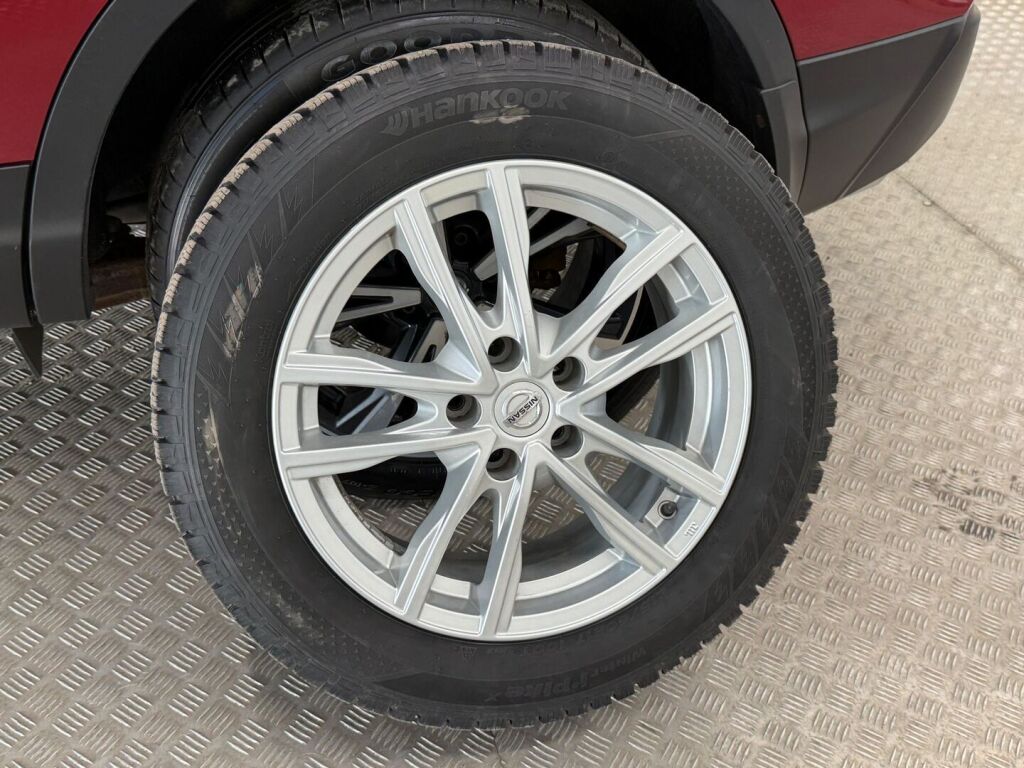 Nissan Qashqai 2017 Met. Punainen