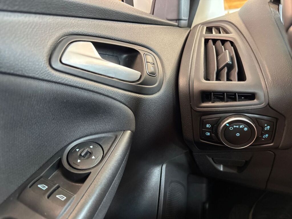 Ford Focus 2018 Valkoinen