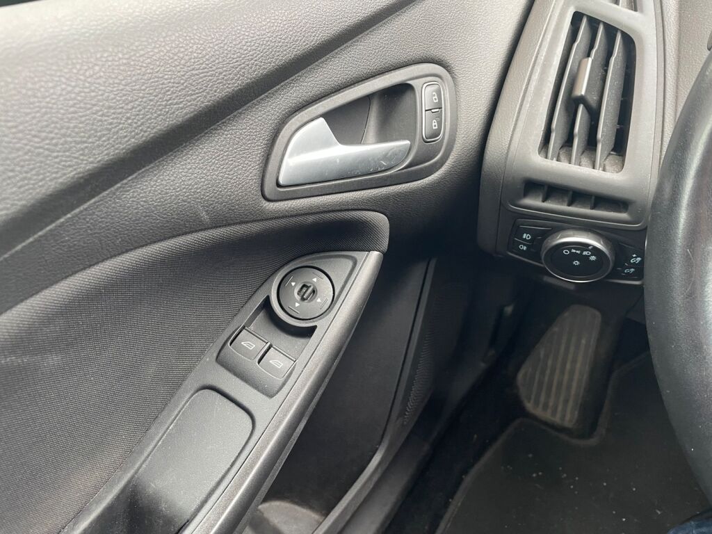 Ford Focus 2018 Valkoinen