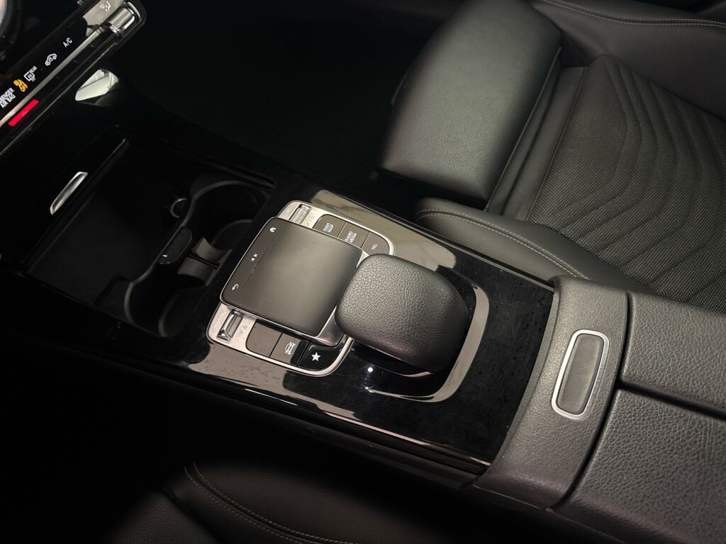 Mercedes-Benz A 2018 Punainen