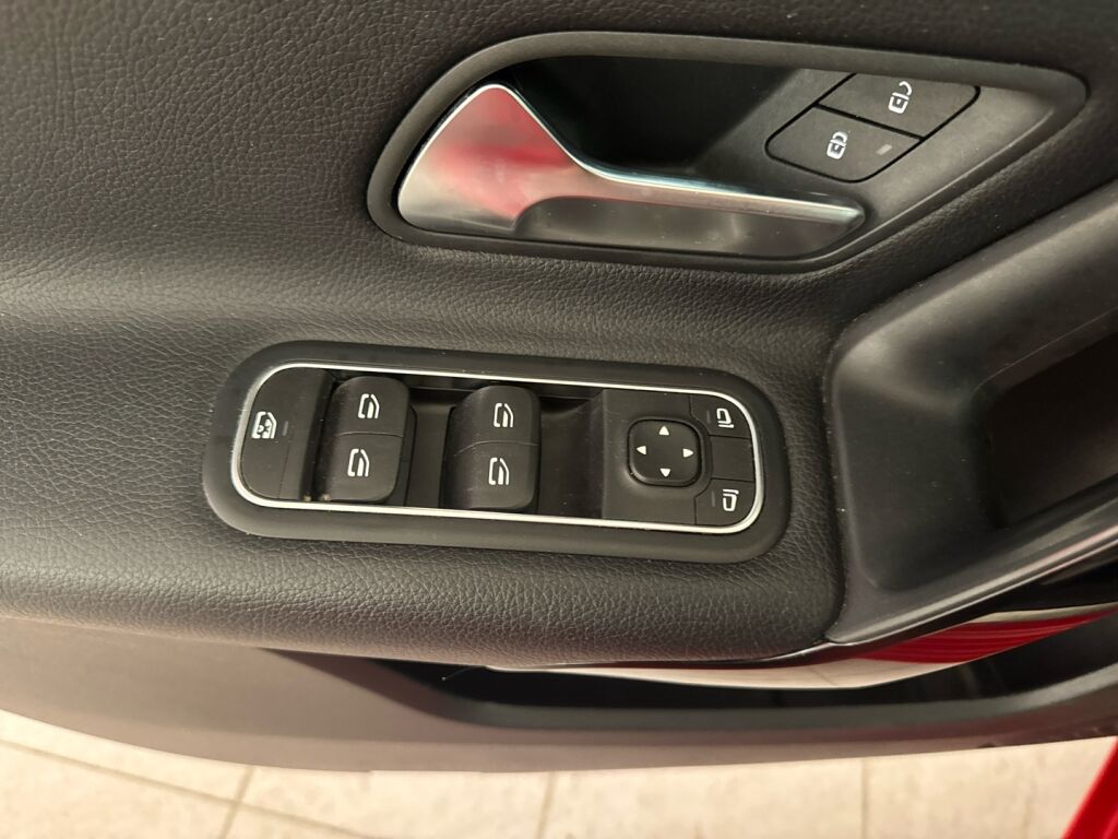 Mercedes-Benz A 2018 Punainen