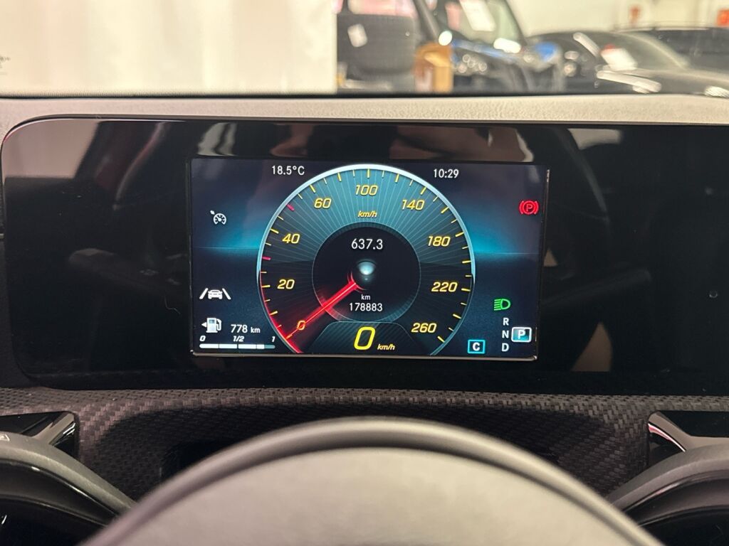 Mercedes-Benz A 2018 Punainen