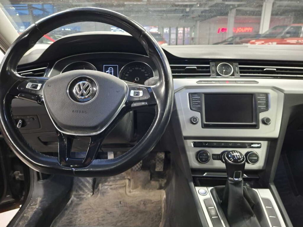 Volkswagen Passat 2015 Musta