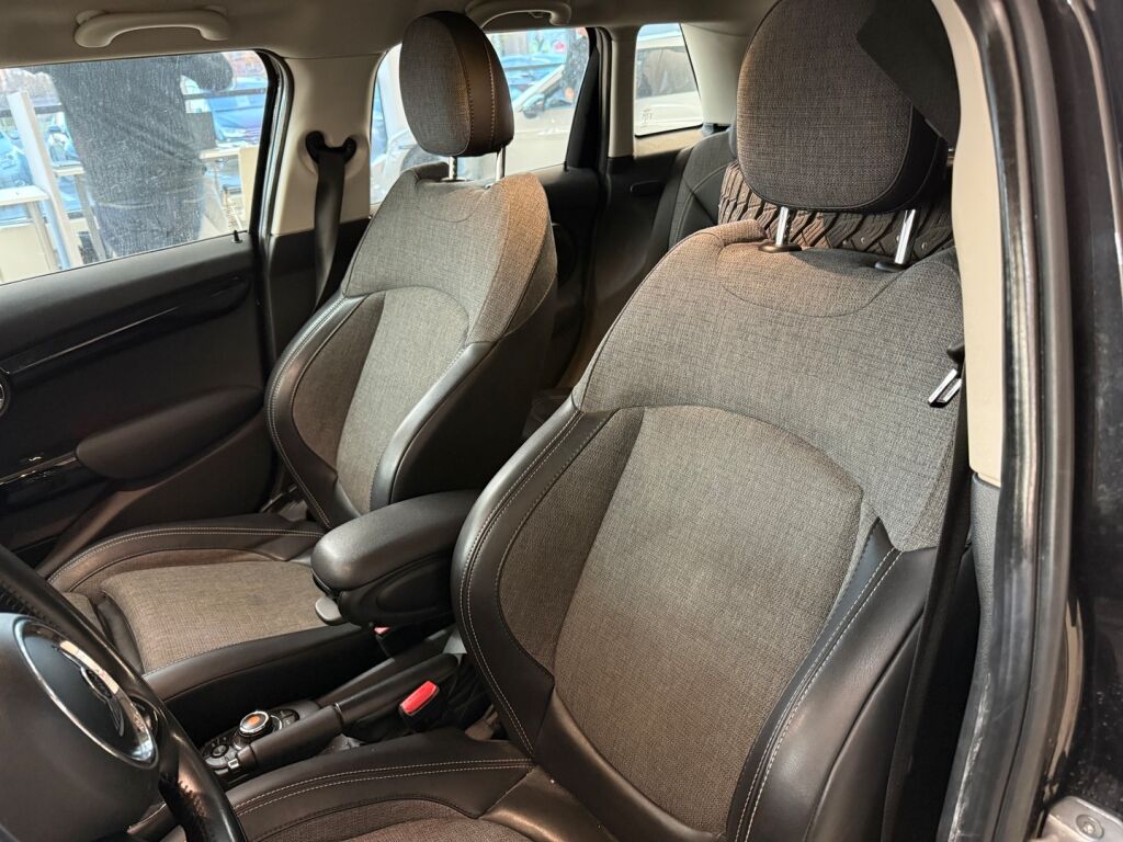 Mini Hatchback 2018 Musta