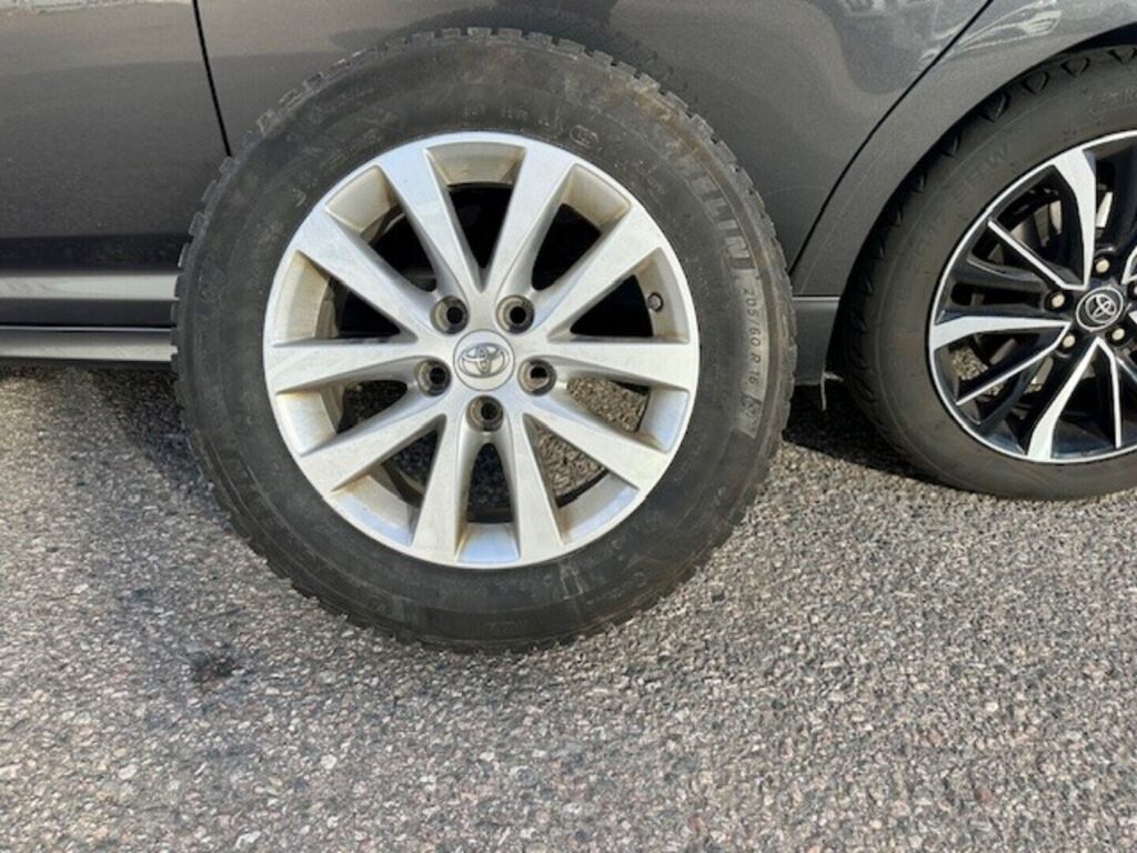 Toyota Avensis 2018 Harmaa