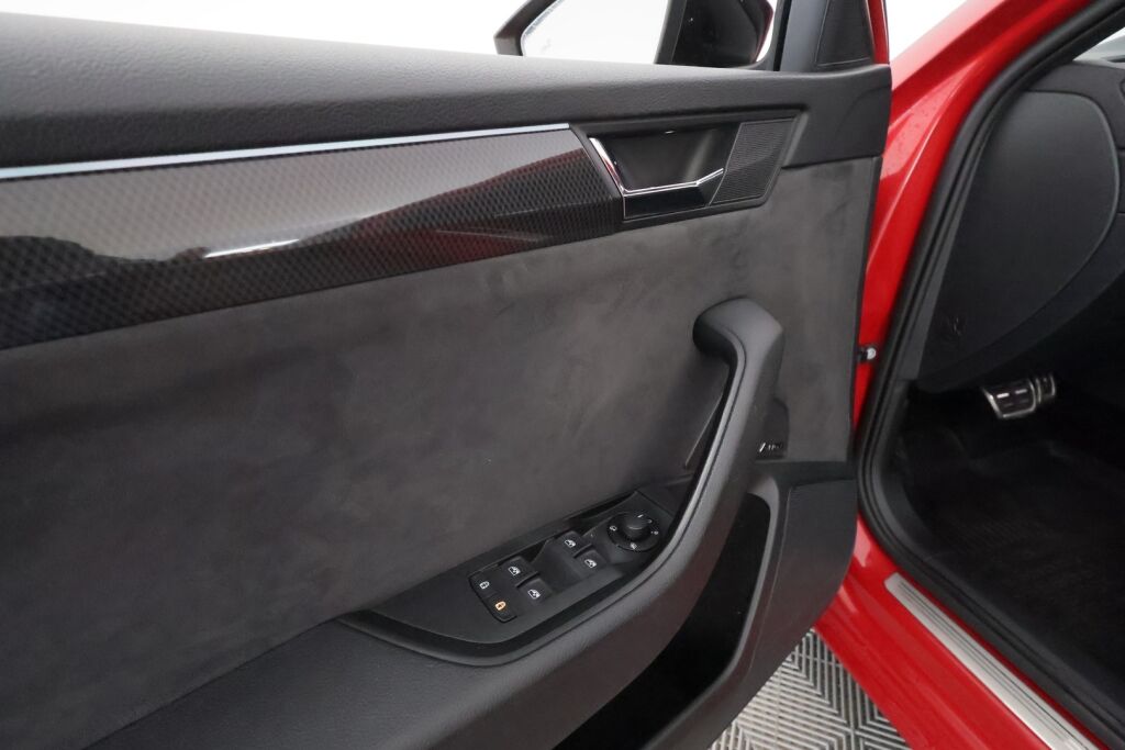 Skoda Superb 2018 Punainen