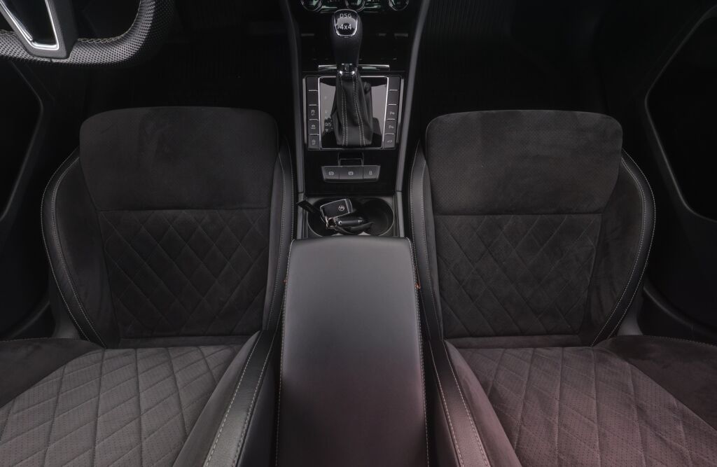 Skoda Superb 2018 Punainen