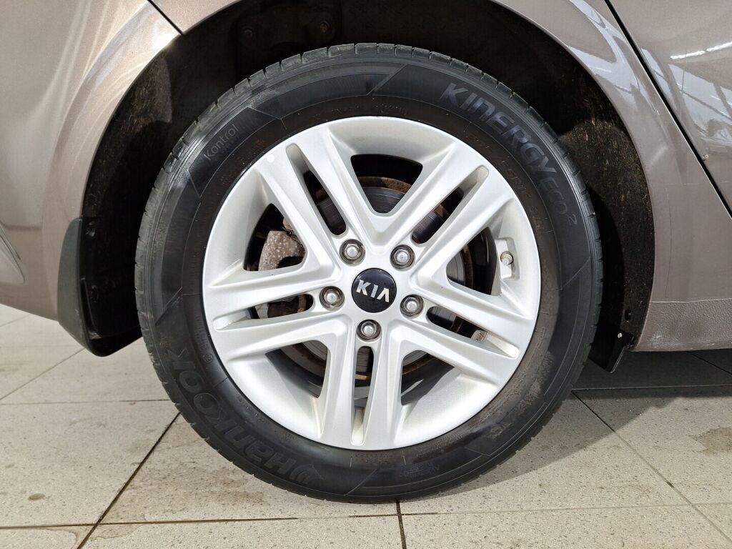 Kia Ceed 2018 Ruskea (beige)