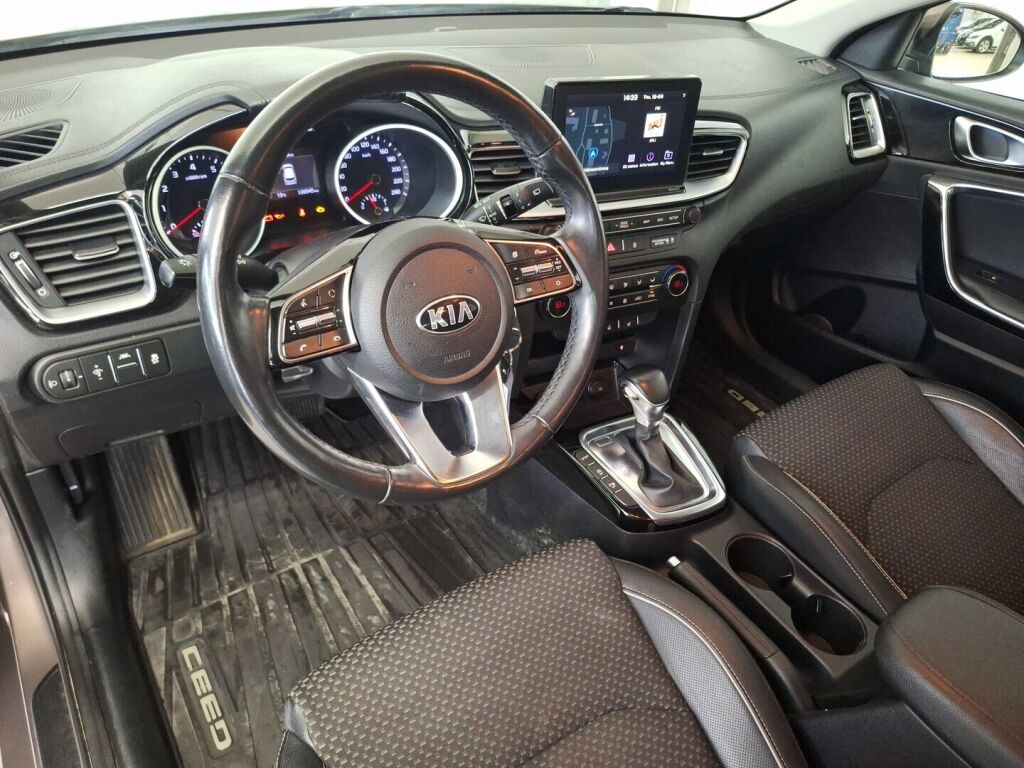 Kia Ceed 2018 Ruskea (beige)