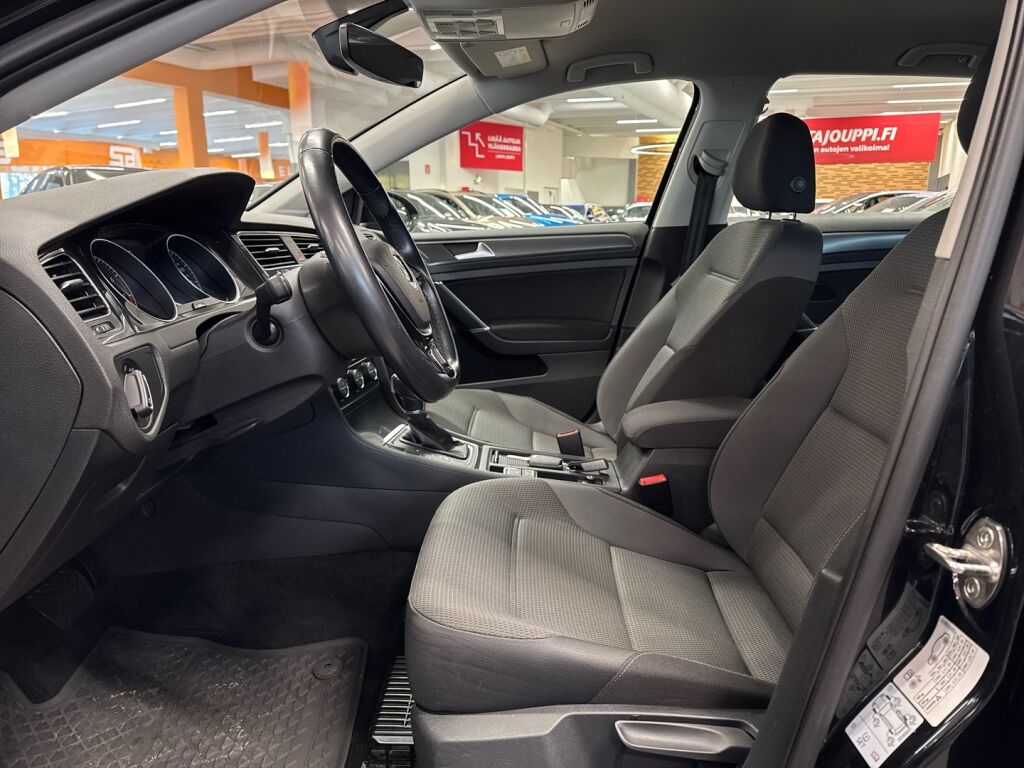 Volkswagen Golf 2018 Musta