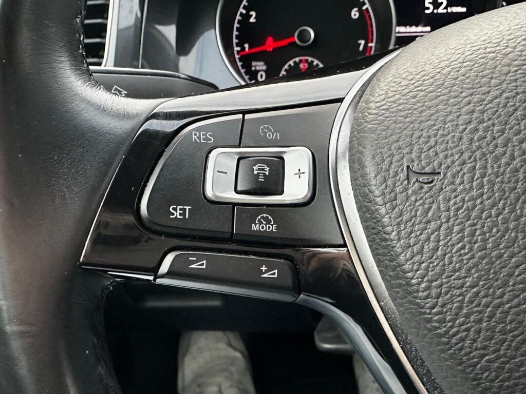 Volkswagen Golf 2018 Musta