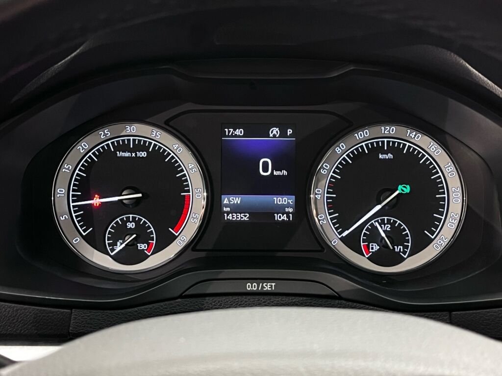 Skoda Karoq 2018 Musta