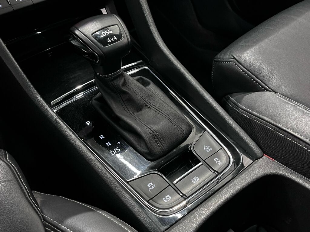 Skoda Karoq 2018 Musta