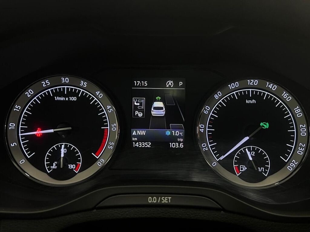 Skoda Karoq 2018 Musta