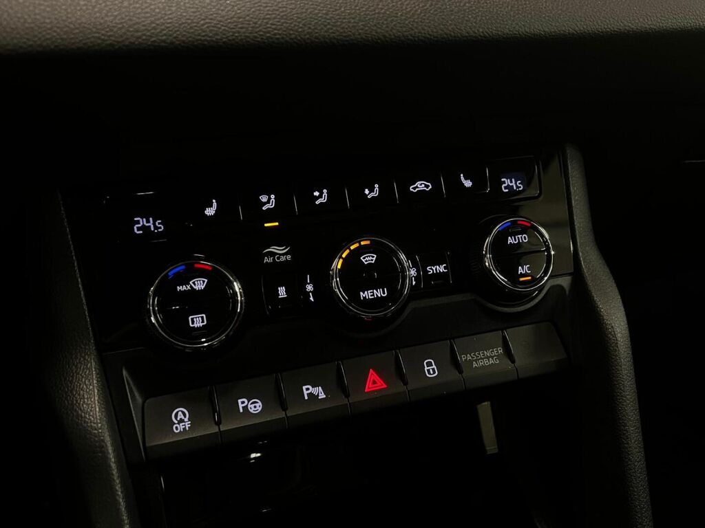 Skoda Karoq 2018 Musta