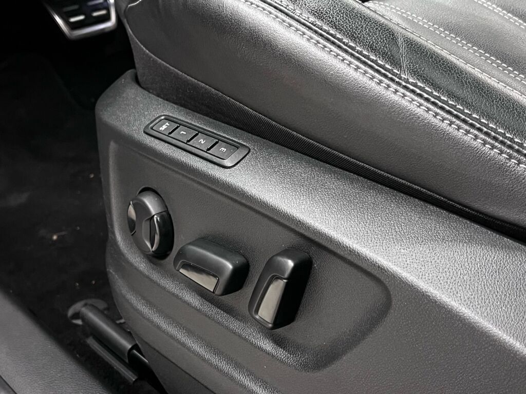 Skoda Karoq 2018 Musta