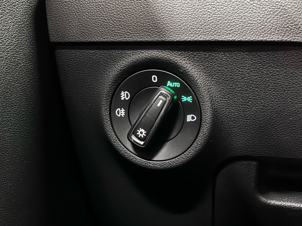 Skoda Karoq 2018 Musta