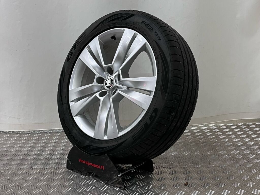 Skoda Karoq 2018 Musta