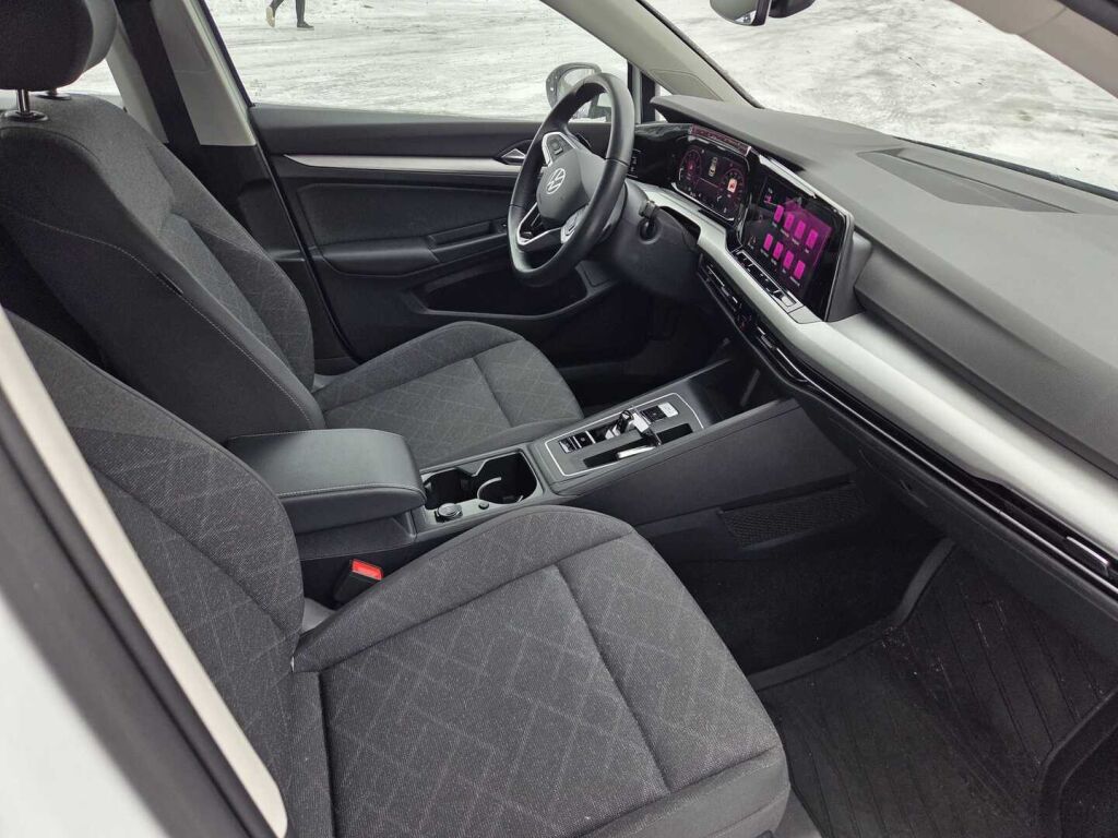 Volkswagen Golf 2024 Valkoinen