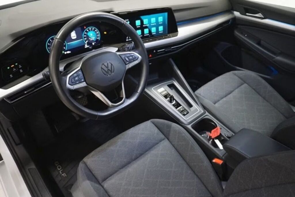 Volkswagen Golf 2024 Valkoinen