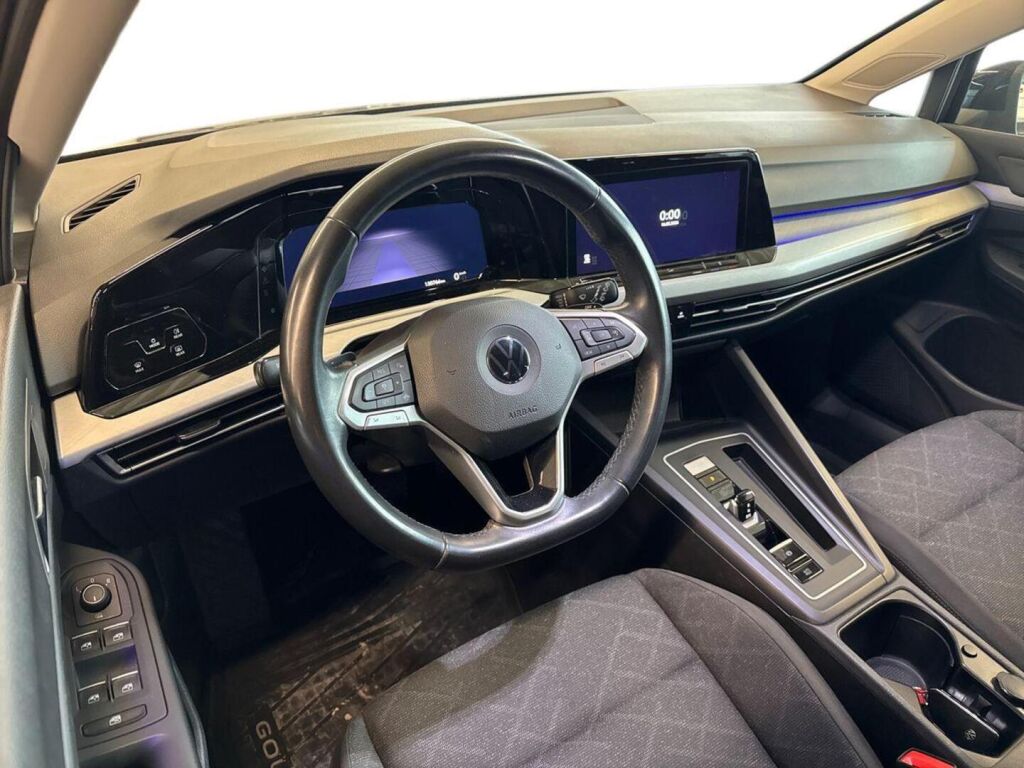 Volkswagen Golf 2022 Musta