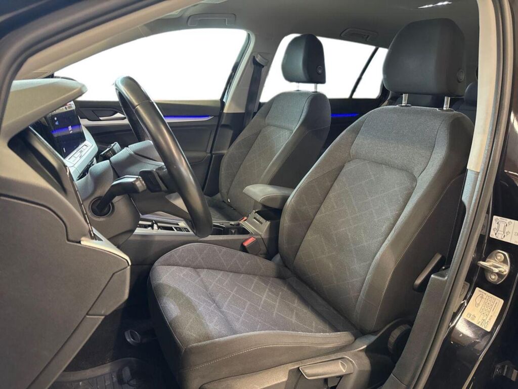 Volkswagen Golf 2022 Musta