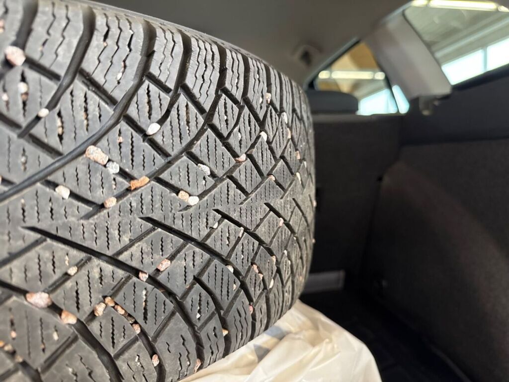 Volkswagen Golf 2022 Musta