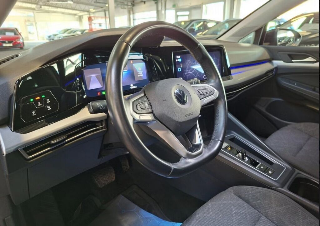 Volkswagen Golf 2022 Musta