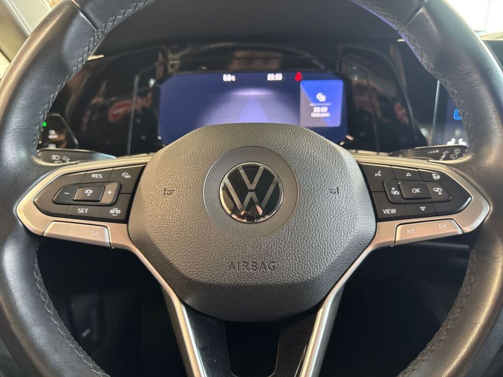 Volkswagen Golf 2022 Musta