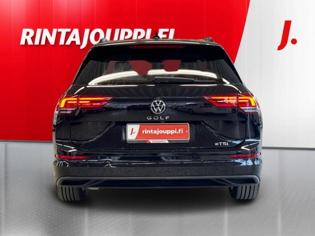 Volkswagen Golf 2022 Musta