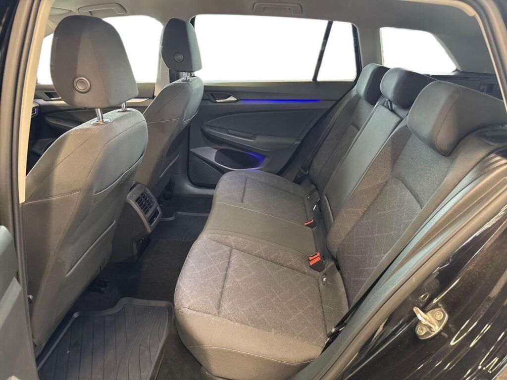 Volkswagen Golf 2022 Musta