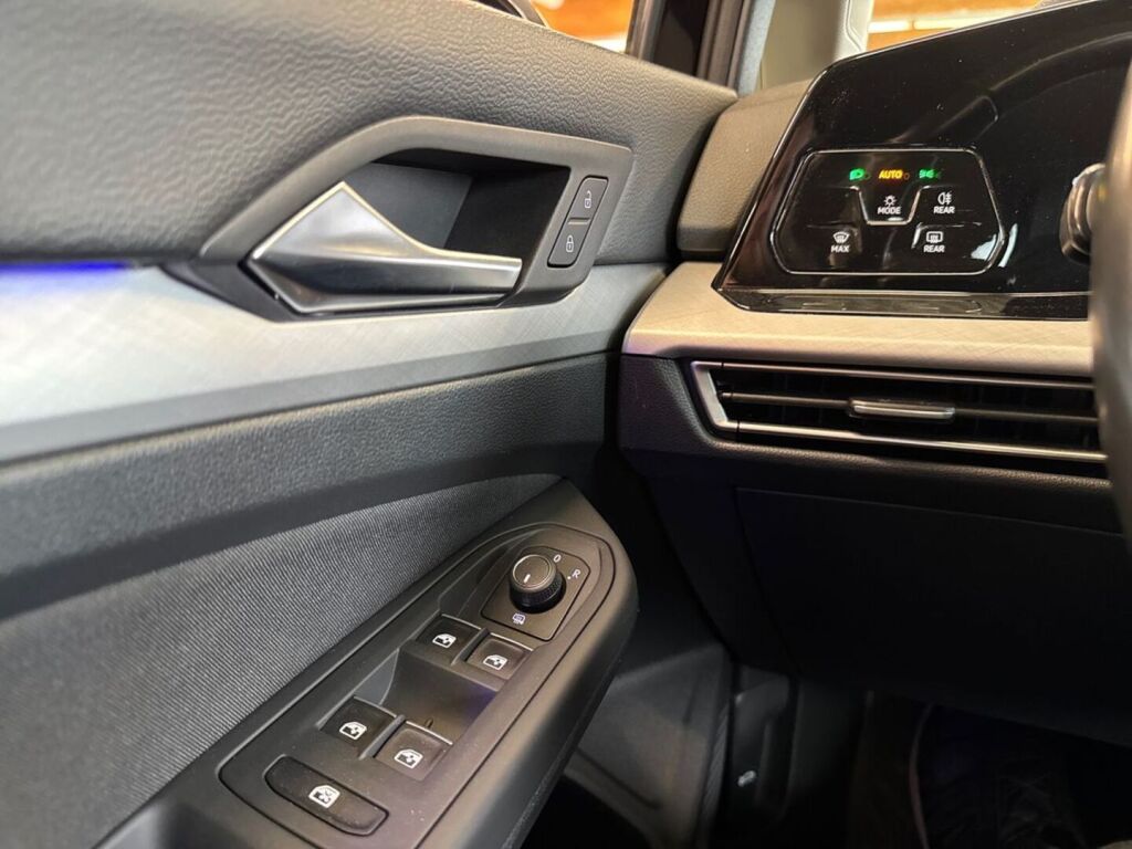 Volkswagen Golf 2022 Musta